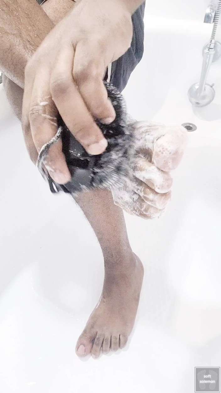 Soft Soleman: Mýdlo moje chodidla se sprchovou pračkou (2025)