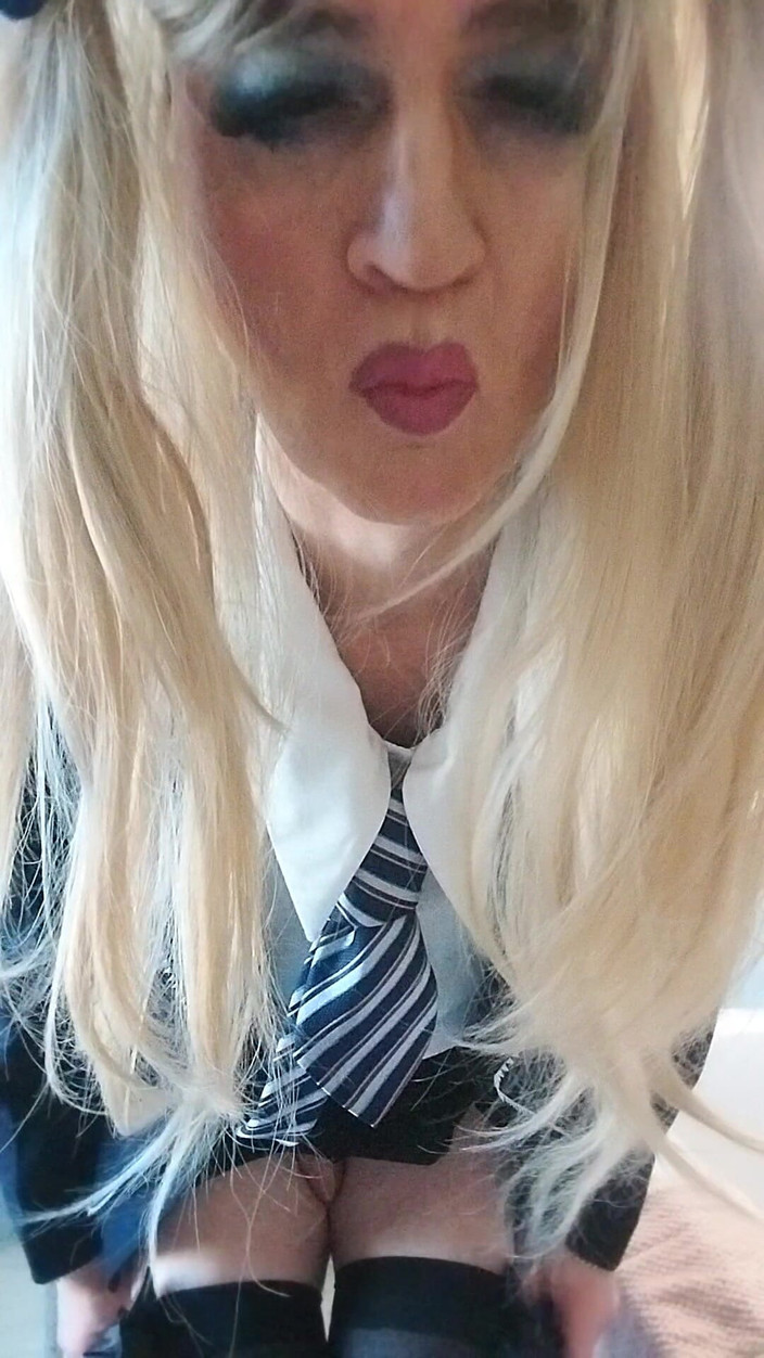 Cindy Belfast: Caliente muñeca mariquita corrida