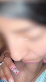 이 섹시한 십대는 동네 짱에서 서비스를 주문, 하지만 그녀는 지불 할 현금이 없었다. 당신은 그녀가 무슨 짓을했는지 상상할 수 없어!