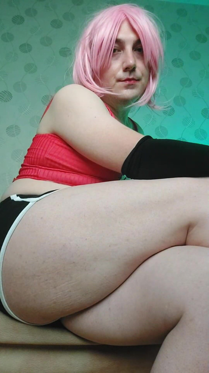 Kitty_Cross: 焼けるようなニューハーフのポーズ、太い太ももに油を塗り、誘惑的にゆっくりと撫でられる