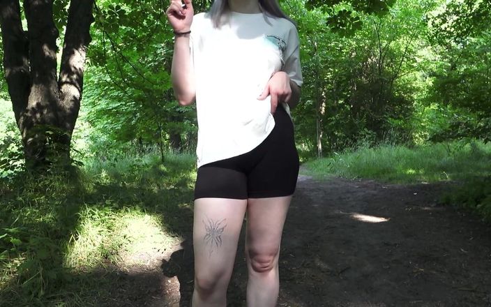 MertyXXX: 公園でポイ捨てして小便をする汚い女の子