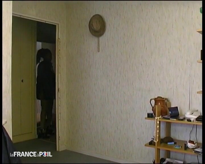 French Gonzo: 一个精心打扮的黑发女郎把她的阴户献给一个变态的老男人！