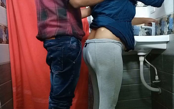 Queenrima: Secretary Ko Bathroom Me Tang Utha Kar Jabardast Pela