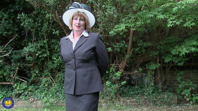 Mature Solo NL: Blauer vibrator an diesem reifen kitzler ist so perfekt