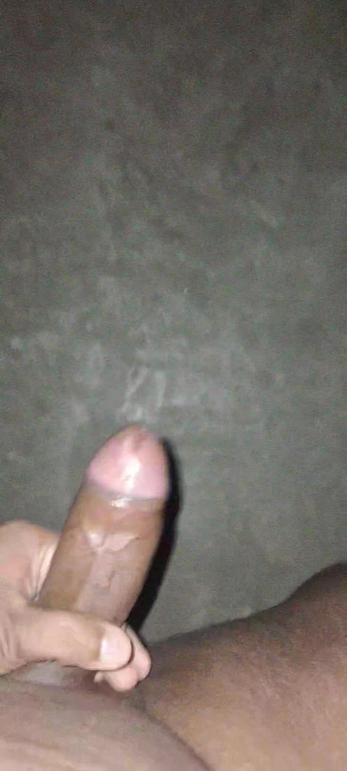 Rajveer Bhumihar: Un Joven Indio Acostado En La Cama Y Su Gran...