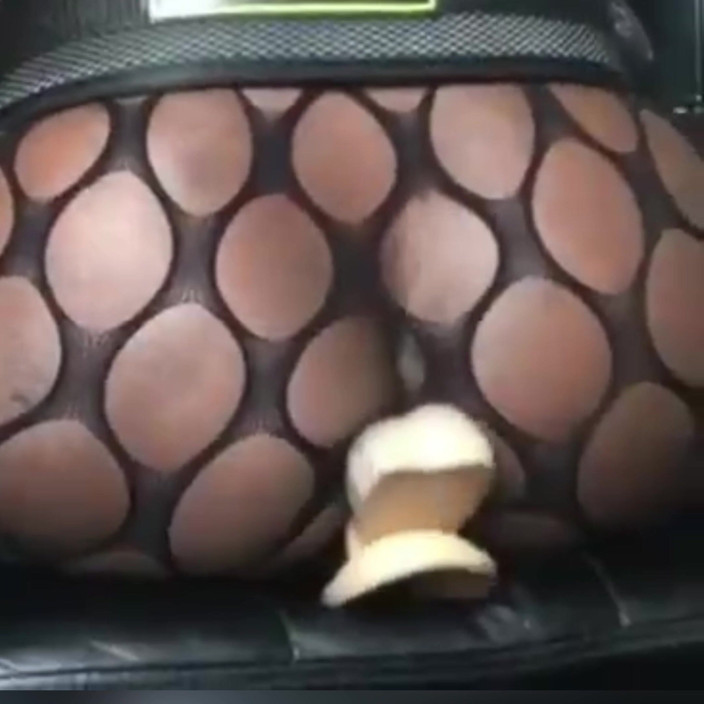 Black butt muscle: Body en résille, un muscle noir chevauche un gode blanc