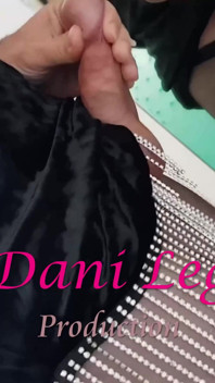 Dani Leg w rajstopach spuści duży na lustrze