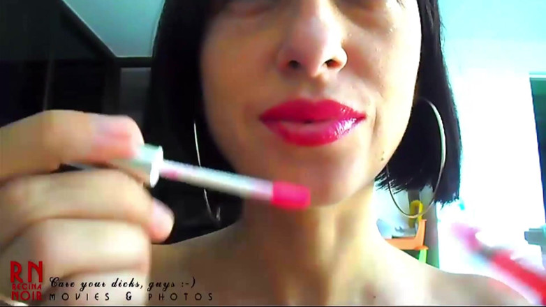 Regina Noir: Melukis bibir dengan gincu merah - bibir seksi