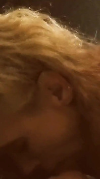 Sexy blonde MILF wird ins gesicht gefickt