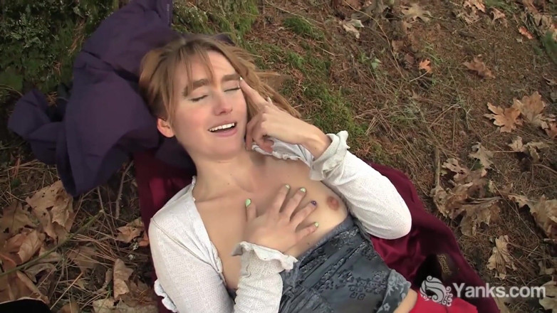 Yanks: Fata americancă Chloe Randall se masturbează în aer liber