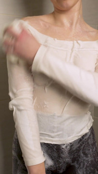 Sexy milfka ve sprše V kontrolním top punčochách