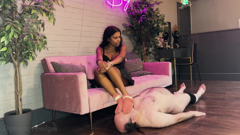 Domestic femdom: Cheirador De Meias De Palmada