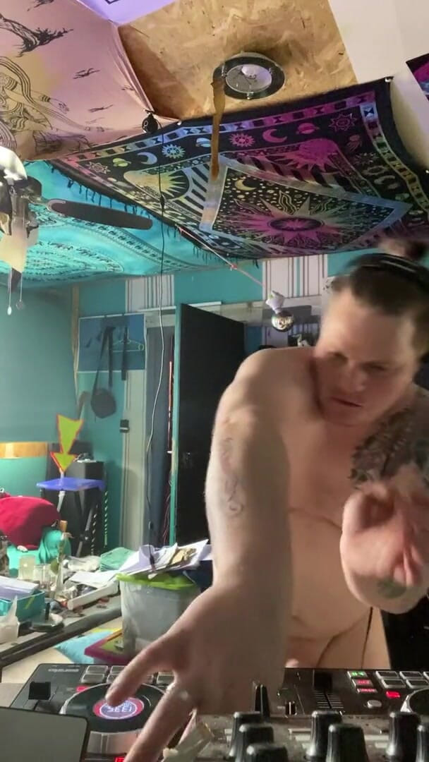 Sexy Amateur Studio: Dj se desnuda sin censura