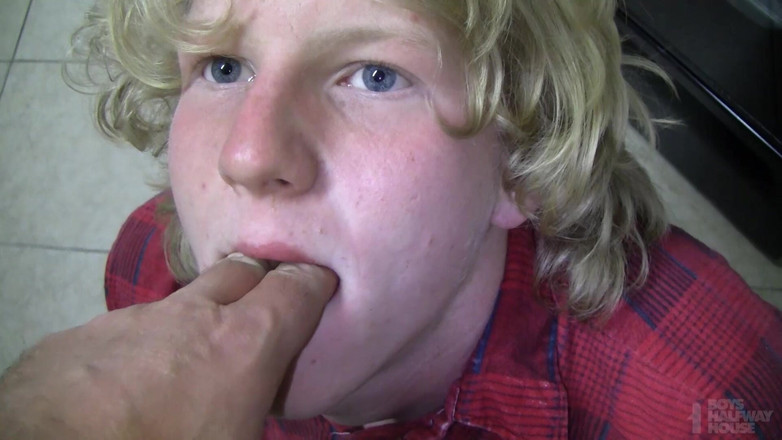 Boys half-way house: 敲打他的男孩屄