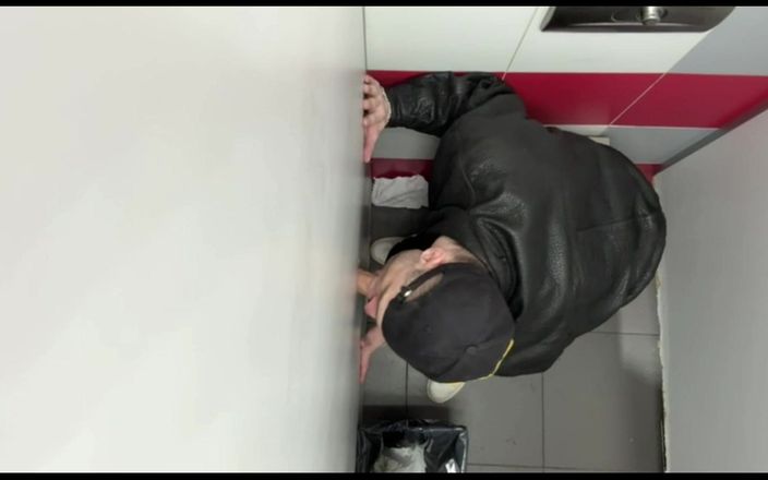 KinkySirius: Scally Chav boy en chaqueta de cuero prueba el gloryhole...