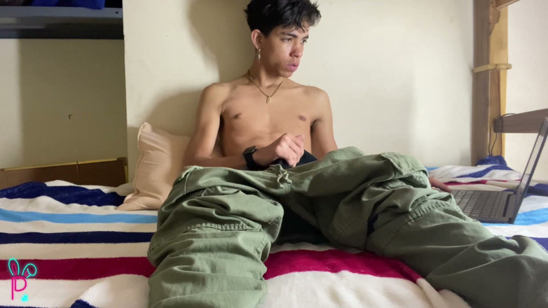 Isak pervert: Lelaki berpakaian sebagai tentera menarik keluar zakar besarnya dan melancap