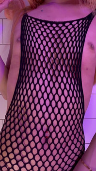 Ladyboy masturbasi kontol mudanya yang halus