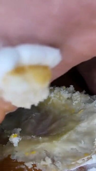 Gadis kulit hitam cupcake dengan kakinya