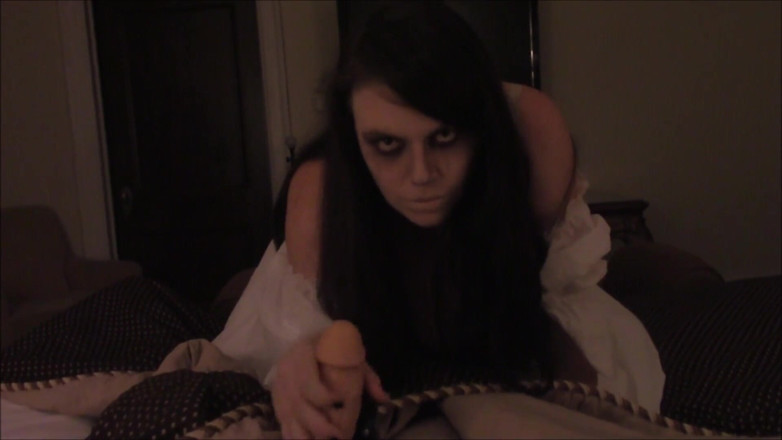 Lovely Lilith: Kobieta badająca zjawiska paranormalne w bieli