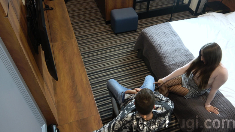 Rico Hugi: Tipul din hotel invită bruneta sexy să facă sex cu...