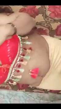 Žhavá sexy desi dívka ukazuje svůj zadek při tanci