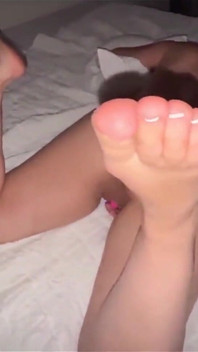 Aku lagi asik jilat sperma hangat dari memekku