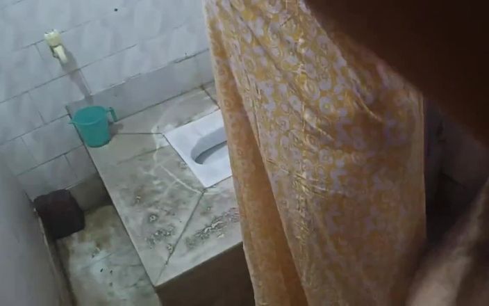 bengalihousewife: Ibu rumah tangga India mandi sambil bugil