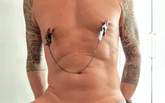 Devoncock1 - тягне за ці затискачі для сосків