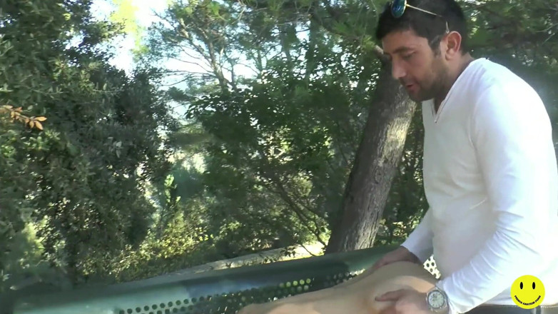 French Amateur Porn: La formosa culona bionda viene scopata nel parco
