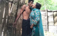 Devor und Bhabhi gehen in ein sehr altes haus und haben plötzlich sex vor Angst