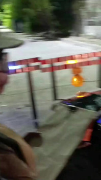 De Verkeersagent Doorzoekt Mijn Kofferbak En Ik Breek Zijn Omhulsel En Kom Twee Keer in Zijn Gezicht.