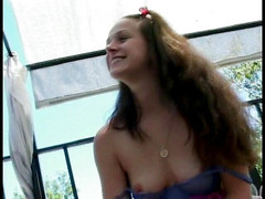 Pound Me Outside: Zlobivá brunetka s pěknými kozami má gangbang kundičky na pation