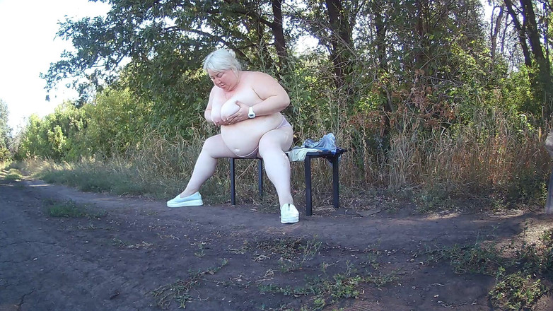 Zona901: Schwiegermutter im park zieht sich aus und masturbiert zum orgasmus...