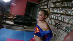 European Lift and Carry Club: Supergirl wrestling v obývacím pokoji