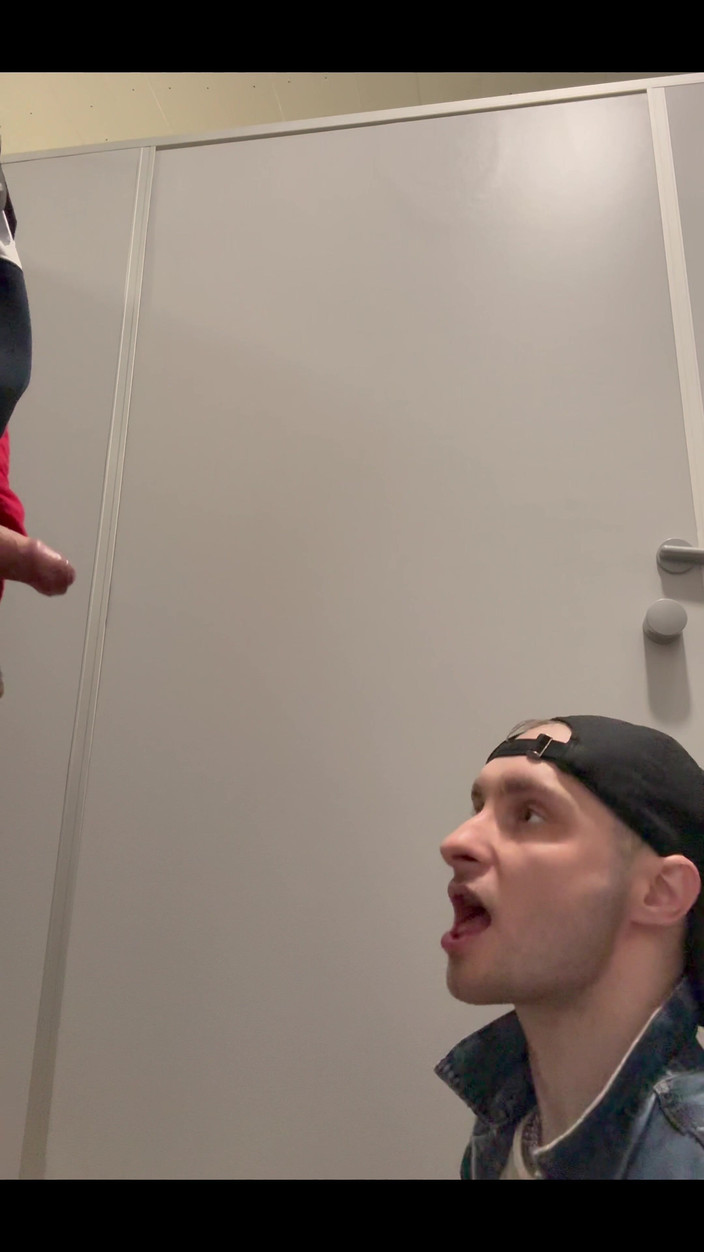 KinkySirius: Gay skinhead Kinkysirius tar en gyllene dusch på en offentlig...