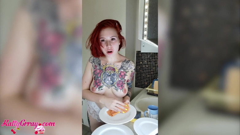 Katty Grray: Red-haired bitch caresses her body on