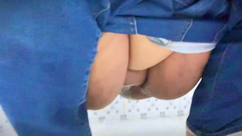 Aria Mia: Đi tiểu trong nhà vệ sinh khách sạn