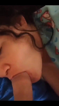 Üvey anne orta yaşlı seksi kadın sabah üvey oğlunun emmesini isteyen yarağıyla uyandırılıyor