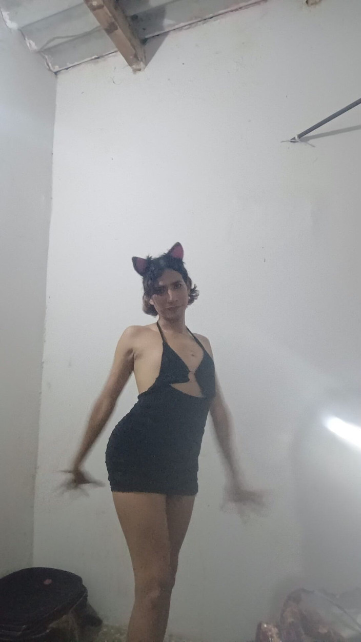 Femboy from Colombia: काले रंग में यह लड़की उसे डांस कर रही है