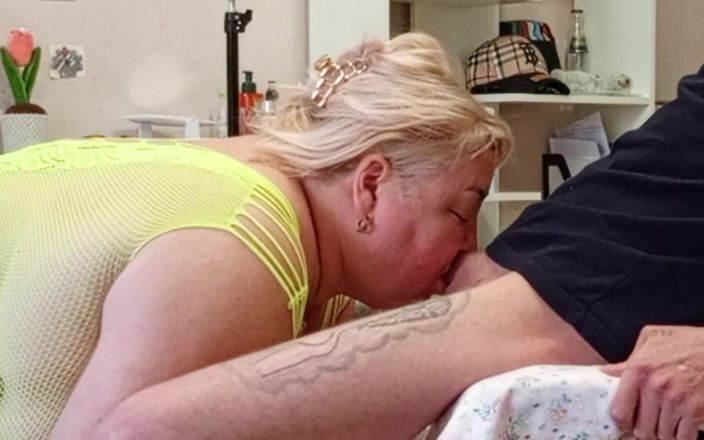 Zona901: En vän suger av en stor portion sperma från en...