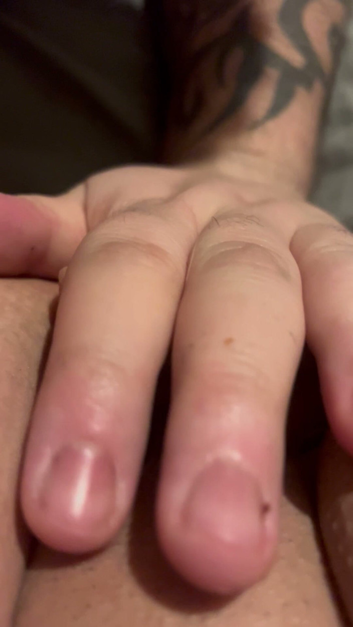 Cum couple: Man propt mijn milfpoesje close-up
