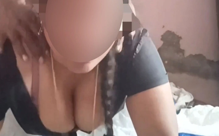 Black & white desicat: Bhabhi s velkými prsy v bílé sárí a černé halenky Zezadu,...