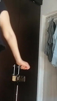 Moglie amatoriale che balla nuda a casa. La donna amatoriale si diverte a provare i vestiti e tagliarli.