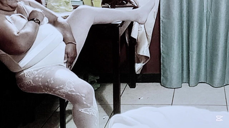 Sofixxx: Nenek melancap sambil melihat kakak tiri saya menghisap zakar saya