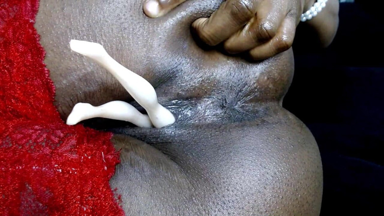 Maeling: Perra shrunk empujada en muñeca de coño como juguete sexual