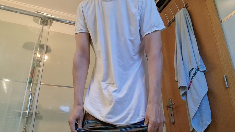 Rafael Torreano: Encore une branlette matinale avec éjaculation avant la douche