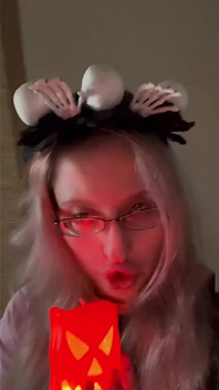 Sissy nechodí na záchod. Sissy chcaní v kalhotkách.
