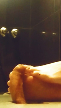 25 Madura Pajeando Con Los Pies En Mesa De La Glory - Ruby
