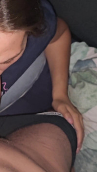 Quente melhor amiga convence namorada puta a chupar seu pau e goza na cara dela