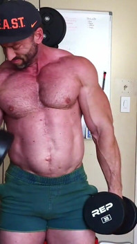 Madison biceps pompalıyor ve ağırlık bankında döl boşaltıyor